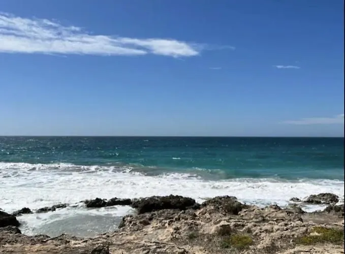 Modern And Spacious With View. 公寓